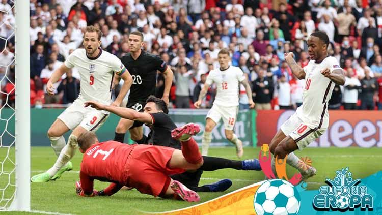 Duel pemain Inggris dan Jerman di kotak penalti pada pertandingan babak 16 besar Euro 2020. Copyright: © Catherine Ivill/Getty Images