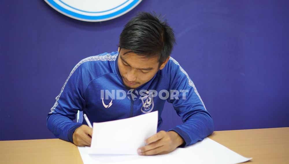 Ahmad Syiha Buddin saat menandatangani kontrak bersama PSIS senior. Copyright: © Alvin/Indosport.com