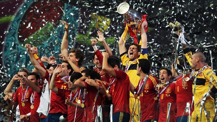 Seremoni juara Spanyol usai mengalahkan Italia dalam pertandingan final Piala Eropa, 1 Juli 2012. Copyright: © UEFA