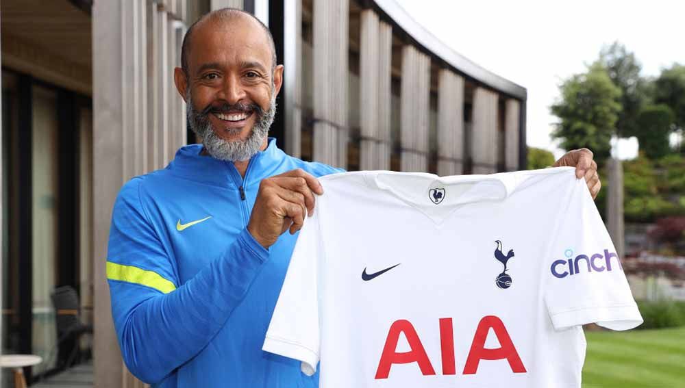 Pelatih baru Tottenham Hotspur, Nuno Espirito Santo saat berpose di Pusat Pelatihan Tottenham Hotspur. Copyright: © Tottenham Hotspur FC via Getty Images