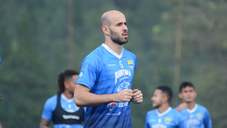 Pemain asing Persib Bandung, Mohammed Rashid, mengkritik kompetisi lanjutan BRI Liga 1 2021-22 yang digelar di Bali, seperti hanya untuk liburan. Copyright: © Media officer Persib