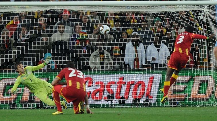 Striker Ghana, Asamoah Gyan, gagal mengeksekusi penalti dalam pertandingan Piala Dunia, 2 Juli 2010. Copyright: © FIFA