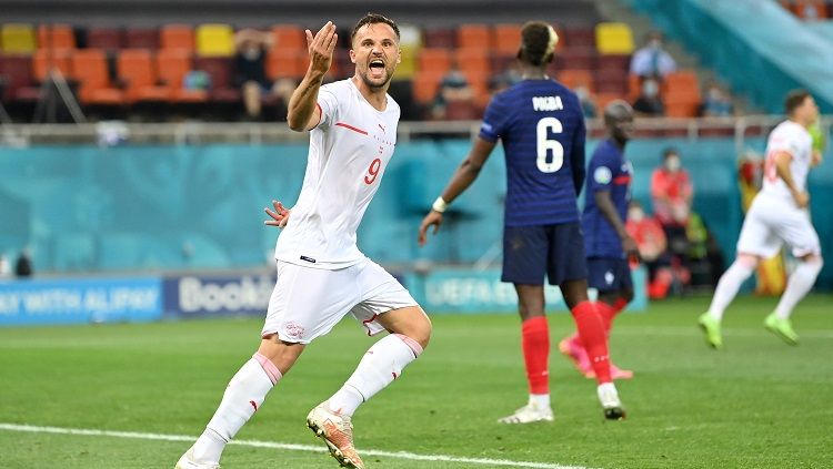 Penyerang Swiss, Haris Seferovic,merayakan golnya ke gawang Prancis di Euro 2020. Copyright: © Justin Setterfield/Getty Images