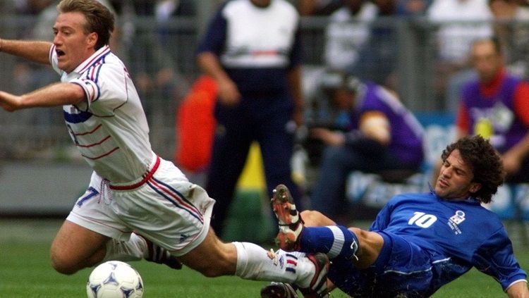 Alessandro Del Piero menekel Didier Deschamps dalam pertandingan Piala Dunia antara Prancis versus Italia, 3 Juli 1998. Copyright: © TRT Spor