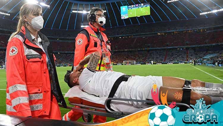Leonardo Spinazzola mengalami cedera di laga Belgia vs Italia. Copyright: © REUTERS/Christof Stache