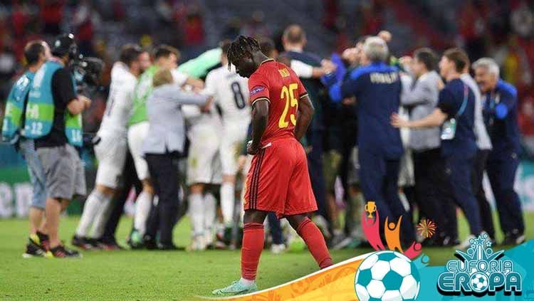 Pemain Timnas Belgia, Jeremy Doku tertunduk sedih usai timnnya kalah dari Italia. Copyright: © reuters