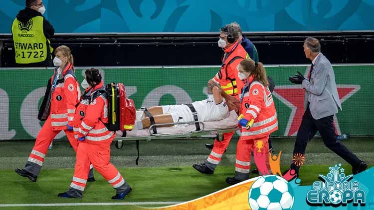 Leonardo Spinazzola dari Italia ditandu keluar lapangan akibat cedera pada Kejuaraan UEFA Euro 2020. Copyright: © Markus Gilliar/Getty Images