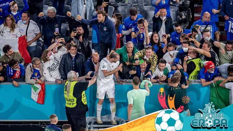 Pemain Timnas Italia, Giorgio Chiellini merayakan kemenangan dengan para pendukungnya pada perempat final Kejuaraan UEFA Euro 2020 antara Belgia dan Italia. Copyright: © Markus Gilliar/Getty Images