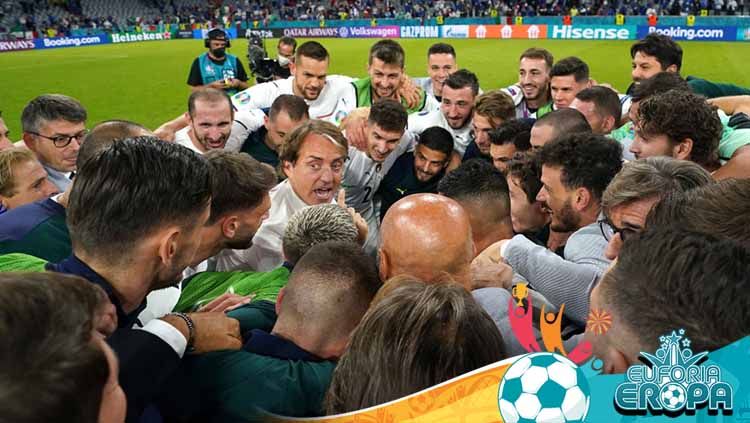 Pelatih Timnas Italia Roberto Mancini dan para pemain Italia merayakan kemenangan usai mengandaskan perlawanan Belgia di perempatfinal Euro 2020. Copyright: © Claudio Villa/Getty Images