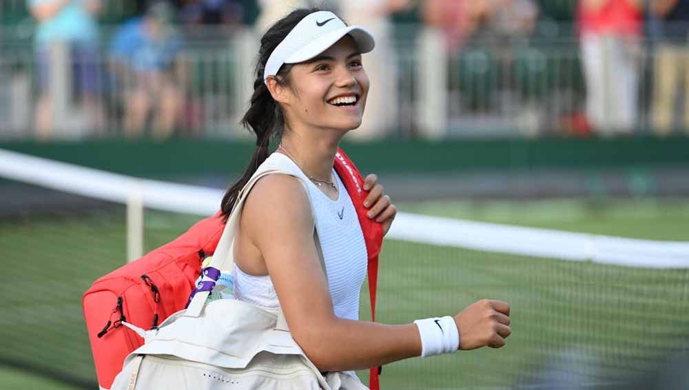 Petenis cantik Inggris, Emma Raducanu, bakal mencetak sejarah sebagai peraih penghargaan MBA termuda untuk menutup tahun 2021 yang luar biasa. Copyright: © Mike Hewitt/Getty Images