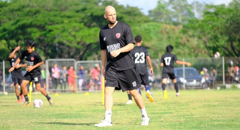 Penyerang asing klub Liga 1 PSM Makassar, Anco Jansen, kembali mengalami cedera akibat kesulitan beradaptasi dengan iklim Indonesia. Copyright: © Adriyan Adirizky/INDOSPORT