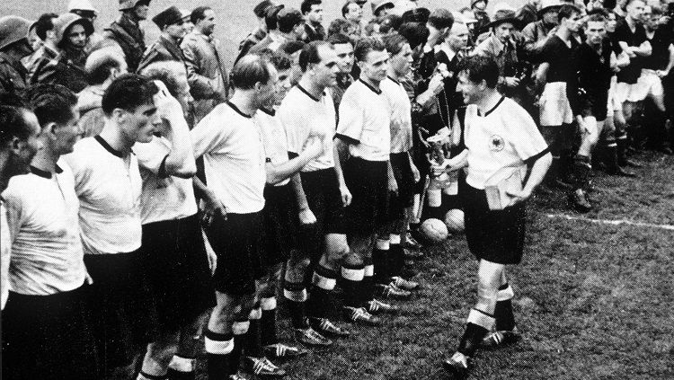 Jerman Barat menjuarai Piala Dunia usai mengalahkan Hungaria di final, 4 Juli 1954. Copyright: © FIFA