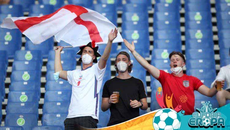 Walaupun sudah dilarang, fans Timnas Inggris tetap hadir di kawasan Stadion Olimpico, Italia untuk mendukung tim kesayangannya melawan Timnas Ukraina. Copyright: © Nick Potts/PA