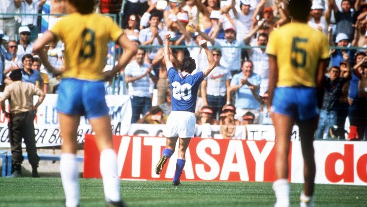 Selebrasi gol Paolo Rossi dalam pertandingan Piala Dunia antara Italia versus Brasil, 5 Juli 1982. Copyright: © FIFA