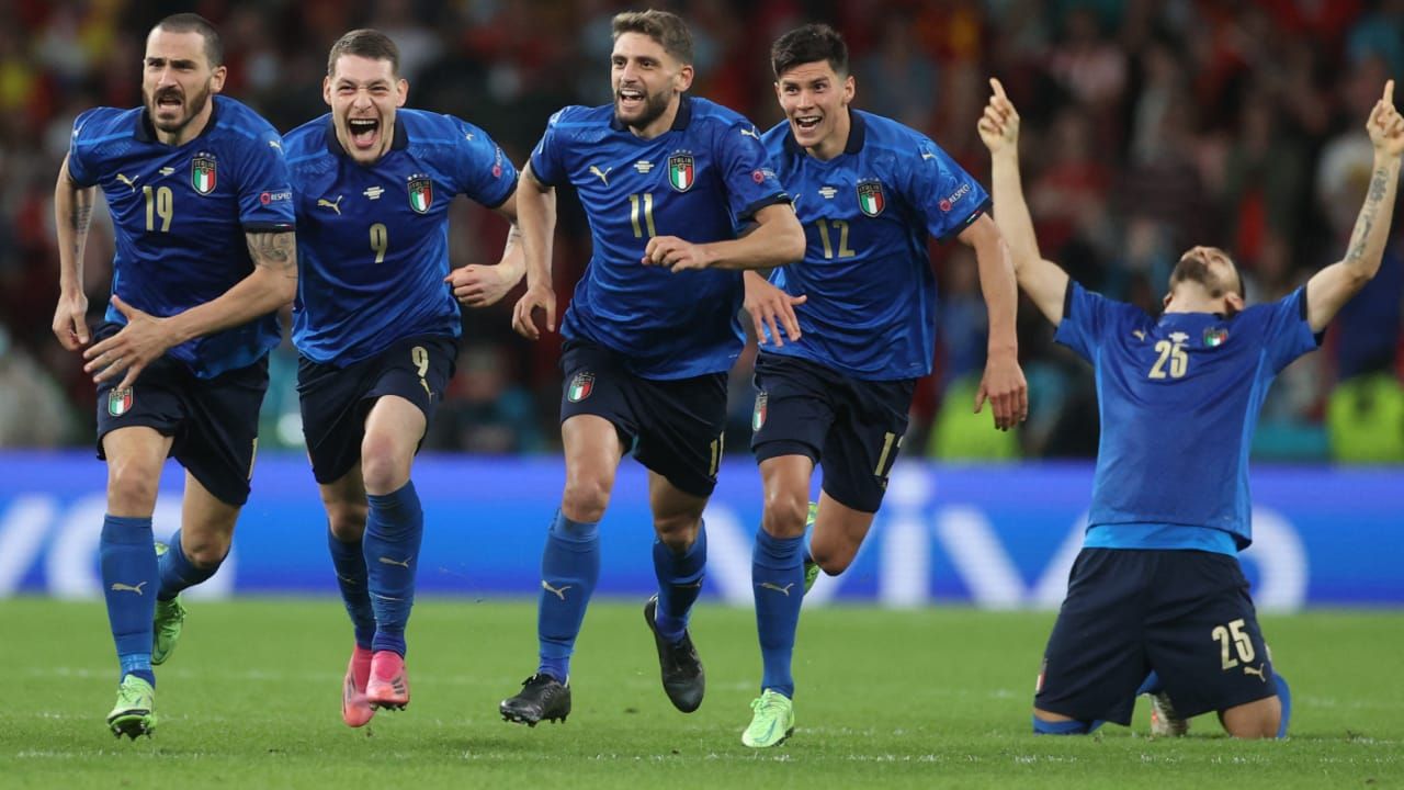 Selebrasi Timnas Italia usai mengalahkan Spanyol Copyright: © twitter.com/EURO2020