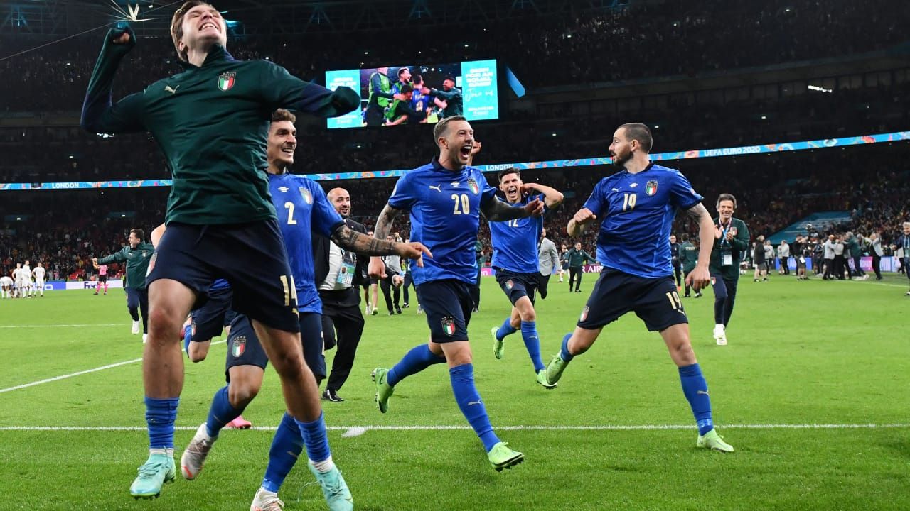 Keberhasilan Italia menyingkirkan Spanyol di babak semifinal Euro 2020 membuat skuad Roberto Mancini berpotensi menyabet gelar juara. Copyright: © twitter.com/EURO2020