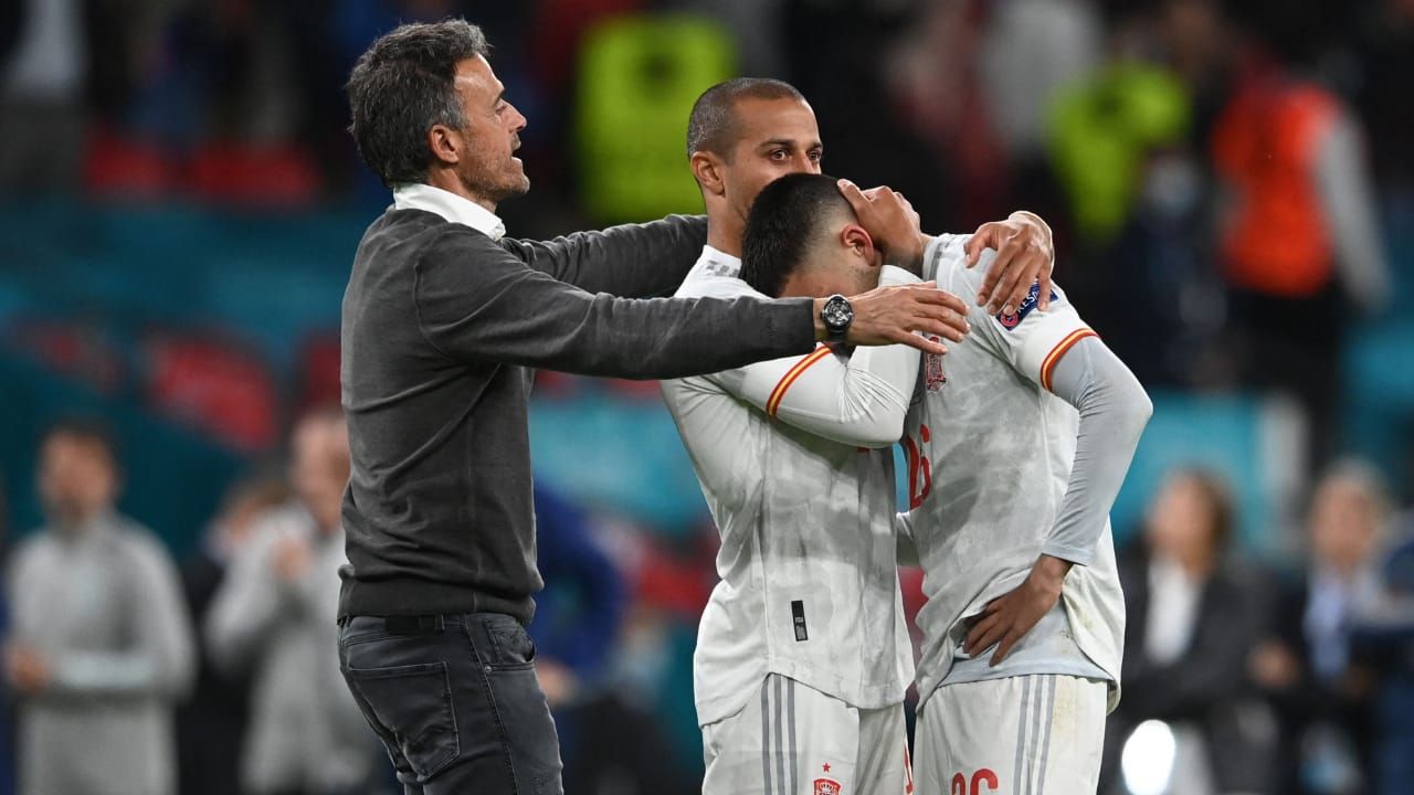 Thiago Alcantara dan Luis Enrique menghibur Alvaro Morata. Copyright: © twitter.com/EURO2020