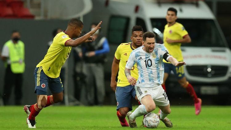 Aksi Lionel Messi mencoba lepas dari kepungan para pemain Kolombia di laga semifinal Copa America 2021. Copyright: © Alexandre Schneider/Getty Images