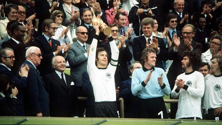 Kapten Jerman Barat, Franz Beckenbauer, mengangkat trofi Piala Dunia usai mengalahkan Belanda di final, 7 Juli 1974. Copyright: © FIFA