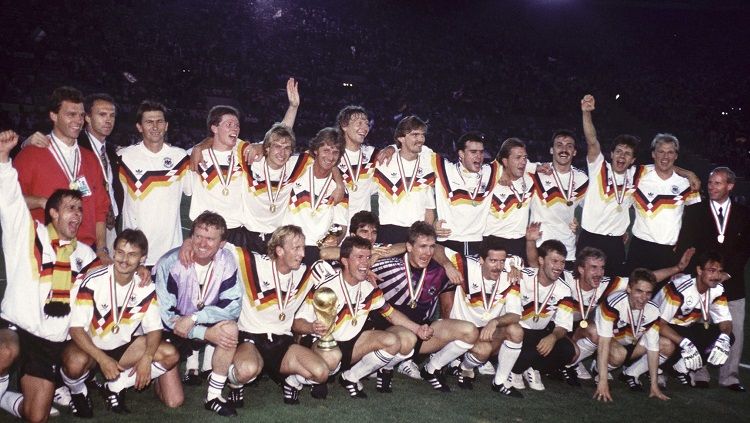Skuat Jerman Barat berpose dengan trofi Piala Dunia usai mengalahkan Argentina di final, 8 Juli 1990. Copyright: © FIFA