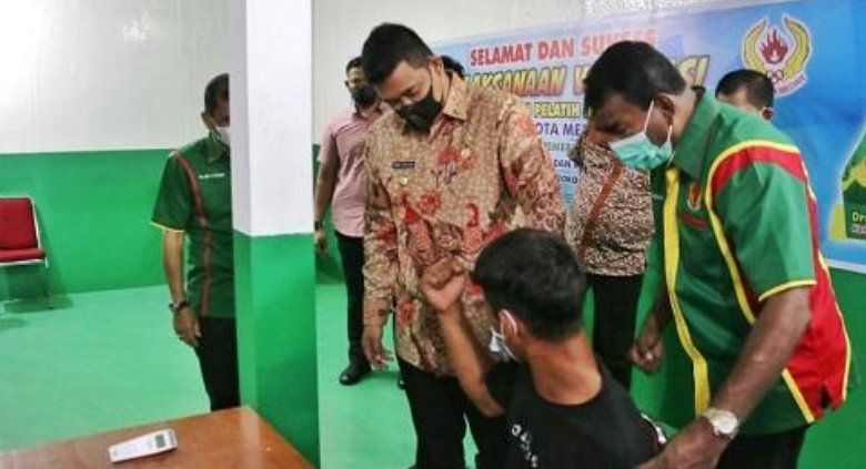 Wali Kota Medan, Bobby Nasution saat meninjau vaksinasi Covid-19 di ruang ganti Stadion Teladan, Medan. Copyright: © Humas Pemko Medan