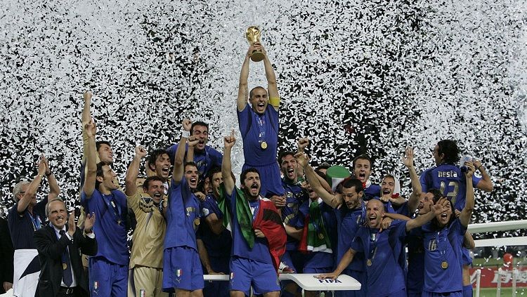 Selebrasi Italia saat menjuarai Piala Dunia usai mengalahkan Prancis di final, 9 Juli 2006. Copyright: © FIFA
