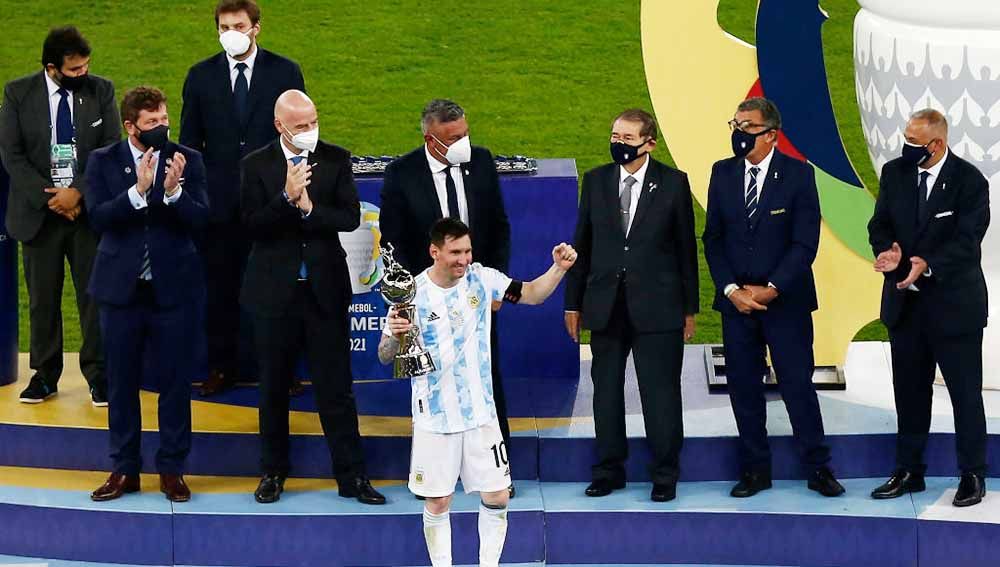 Pemain Argentina, Lionel Messi menerima trofi pemain terbaik dan Top Skor Copa America 2021. Copyright: © Wagner Meier/Getty Images