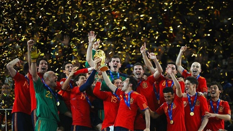 Pemain Spanyol bersuka cita dalam seremoni juara Piala Dunia usai mengalahkan Belanda di final, 11 Juli 2010. Copyright: © FIFA
