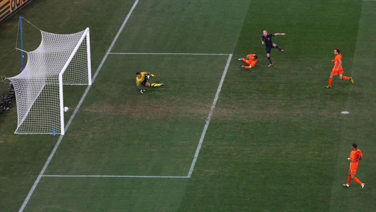 Proses gol Spanyol yang dicetak Andres Iniesta dalam pertandingan final Piala Dunia kontra Belanda, 11 Juli 2010. Copyright: © FIFA