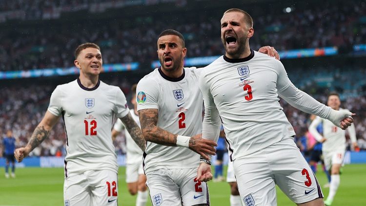 Bek sayap Inggris, Luke Shaw, merayakan golnya ke gawang Italia dalam laga final Euro 2020, Senin (12/07/21) dini hari WIB. Copyright: © @EURO2020