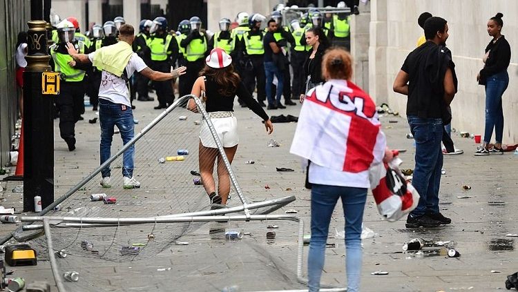 Sejumlah fans Inggris bersikap anarkis untuk jelang laga final Euro 2020 kontra Italia di Stadion Wembley, Senin (12/07/21) dini hari WIB. Copyright: © Daily Mail