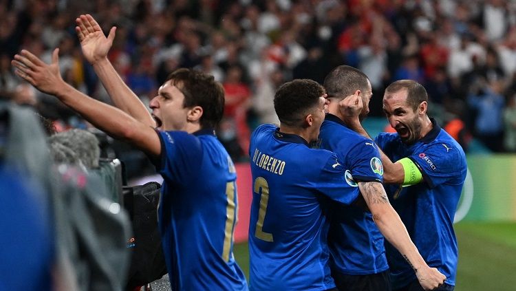 Timnas Italia merayakan gol ke gawang Inggris di final Euro 2020, Senin (12/07/21) dini hari WIB. Copyright: © @EURO2020