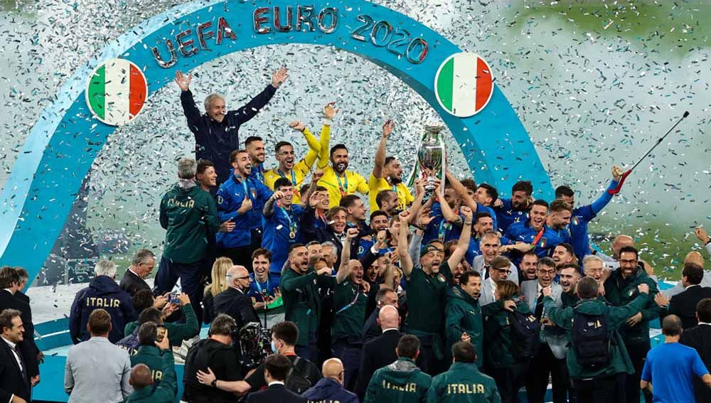 Selebrasi para pemain Timnas Italia saat merayakan kemenangan usai mengalahkan Timnas Inggris di final Euro 2020. Copyright: © Christian Charisius/picture alliance via Getty Images