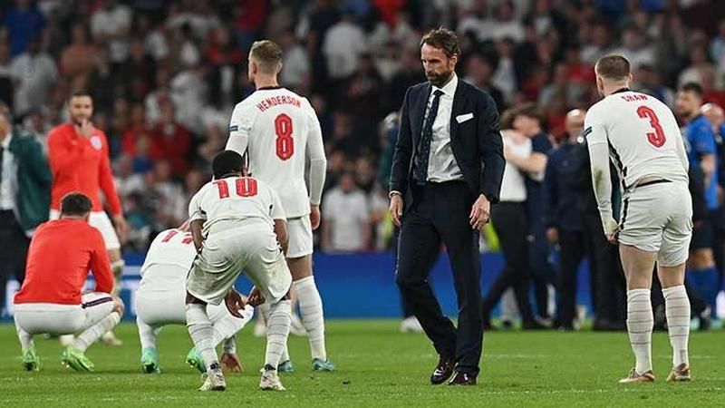 Gareth Southgate saat timnya gagal menjuarai Euro 2020 usai dikandaskan Italia.  Copyright: © REUTERS/Paul Ellis