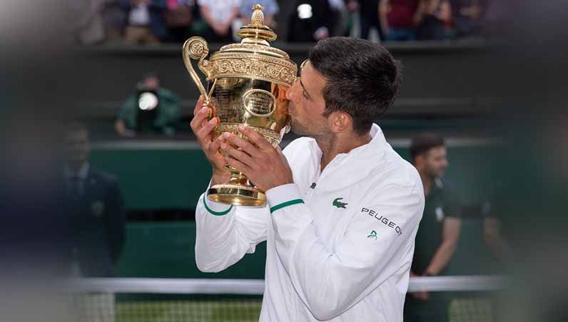Novak Djokovic siap mempertahankan gelarnya tahun ini di Wimbledon. Foto: AELTC/Ben Solomon - Pool/Getty Images. Copyright: © AELTC/Ben Solomon - Pool/Getty Images