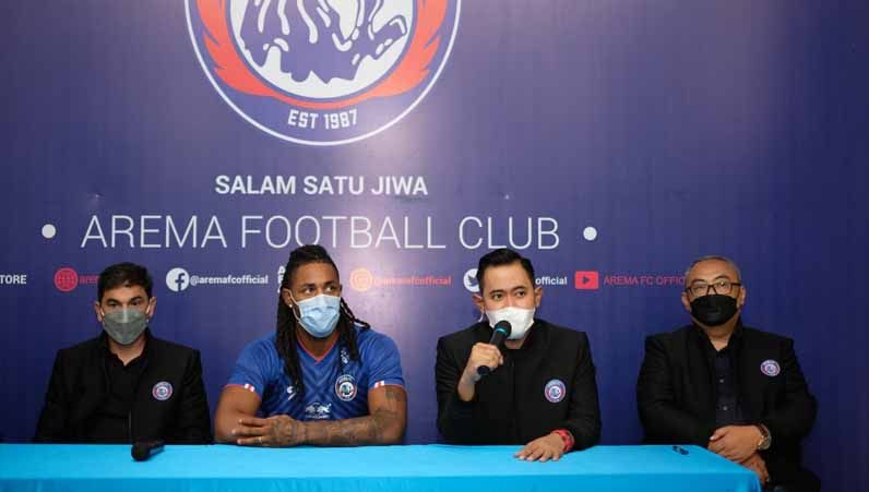 Eduardo Almeida (pelatih), Gilang Widya Permana (presiden klub) dan Ruddy Widodo (general manager) memperkenalkan Carlos Fortes. Copyright: © MO Arema FC