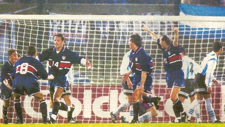 Pertandingan Copa America antara Amerika Serikat versus Argentina, 14 Juli 1995. Copyright: © El Grafico