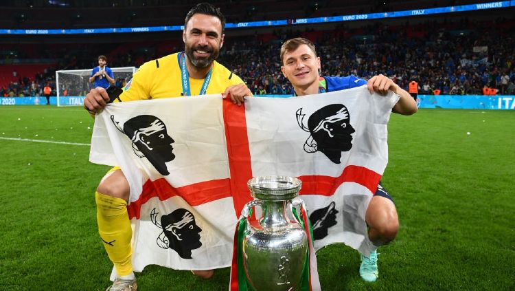 Nicolò Barella dan Salvatore Sirigu Kibarkan Bendera Sardnia Copyright: © Claudio Villa/Getty Images