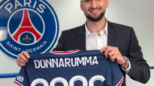 Gianluigi Donnarumma resmi diperkenalkan sebagai pemain anyar Paris Saint-Germain (PSG), Kamis (15/07/21) dini hari WIB. Copyright: © @psg