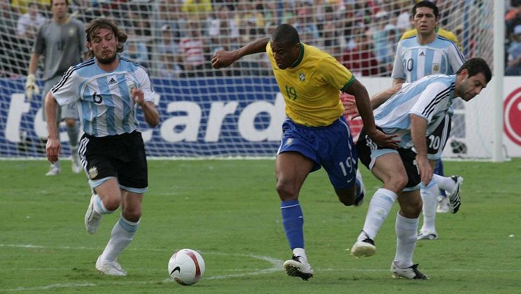 Aksi striker Brasil, Julio Baptista, melewati pemain Argentina dalam pertandingan final Copa America, 15 Juli 2007. Copyright: © CBF