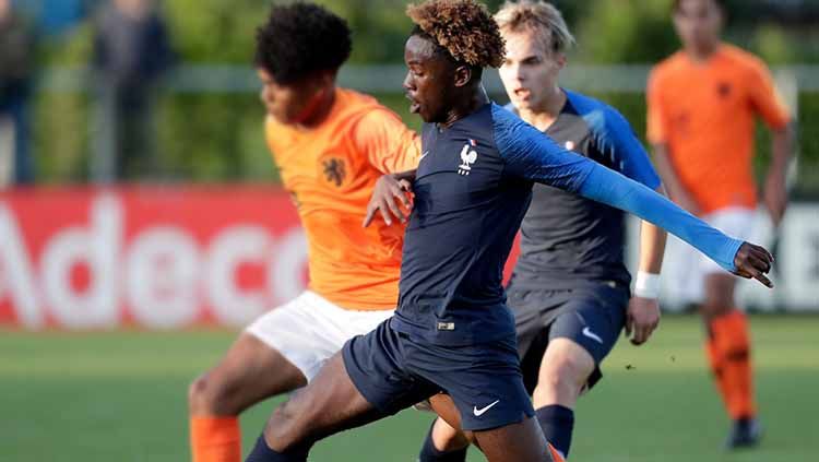 Warren Bondo (kanan), wonderkid Prancis incaran AC Milan yang sempat dibidik PSG. Copyright: © Soccrates/Getty Images