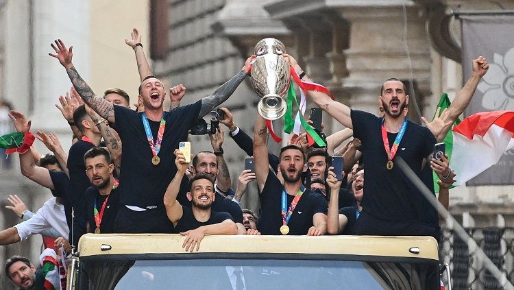 Timnas Italia melakukan pawai dengan bus atap terbuka di kota Roma, Italia, usai menjadi juara Euro 2020, Senin (12/07/12). Copyright: © @azzurri