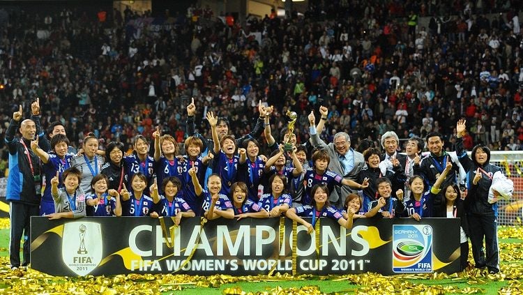 Ekspresi bahagia segenap pemain Jepang saat menjuarai Piala Dunia Wanita usai mengalahkan Amerika Serikat di final, 17 Juli 2011. Copyright: © JFA