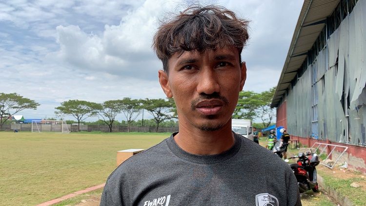 Bek kanan PSM Makassar, Zulkifli Syukur, memberikan pujian kepada pelatih anyar Juku Eja, Milomir Seslija. Copyright: © (Adriyan Adirizky/INDOSPORT)