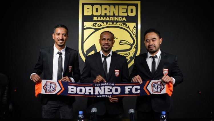 Boaz Solossa resmi bergabung dengan Borneo FC. Copyright: © Official Borneo FC