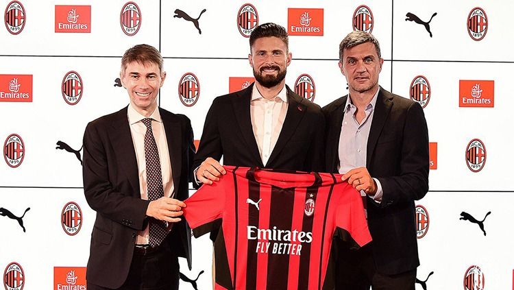 Olivier Giroud saat resmi ke AC Milan. Copyright: © acmilan.com