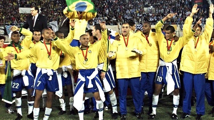 Segenap pemain Brasil berpesta saat menjuarai Copa America usai mengalahkan Uruguay d final, 18 Juli 1999. Copyright: © AFP