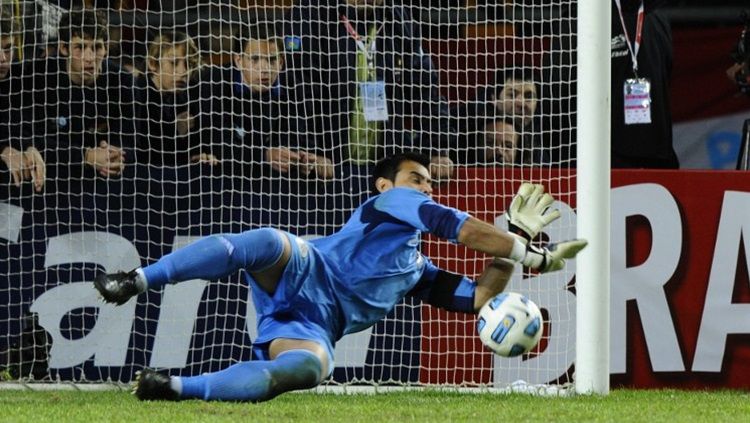 Kiper legendaris Paraguay, Justo Villar, menahan tendangan penalti Venezuela dalam pertandingan Copa America, 20 Juli 2011. Copyright: © Conmebol