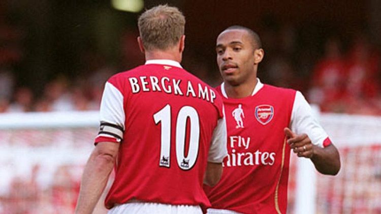 Perpisahan legenda Arsenal, Dennis Bergkamp, di Stadion Emirates, 22 Juli 2006. Copyright: © Arsenal