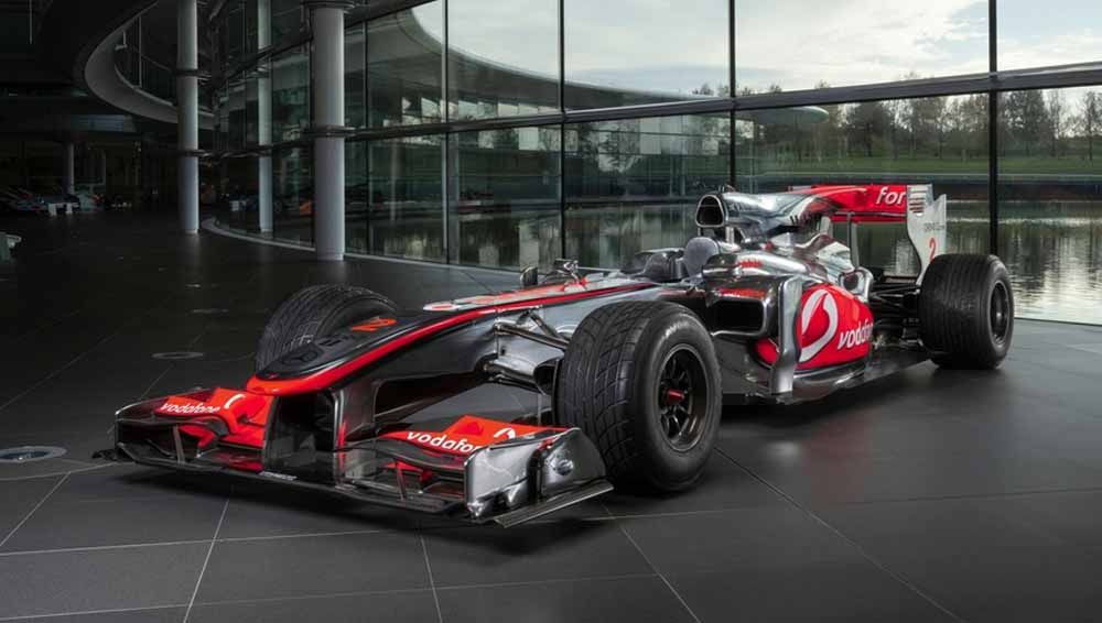 Mobil balap Formula 1 (F1) McLaren bersejarah yang pernah dikemudikan Lewis Hamilton saat menjadi juara pada 2010 terjual dengan harga fantastis. Copyright: © f1i